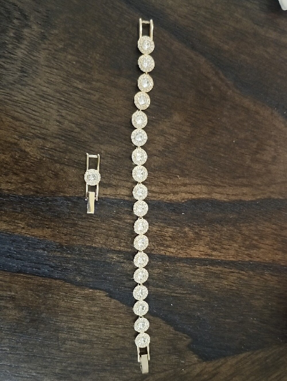 Swavorski Gold With Cubic Zirconia Round Center Stone Surrounded By Small Stones